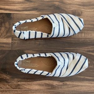 Tom’s navy blue and cream striped sneakers